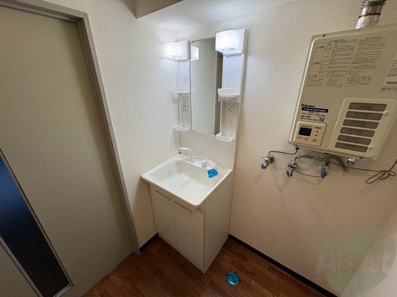 洗面設備　大きくて使いやすそうな独立洗面台になっています。