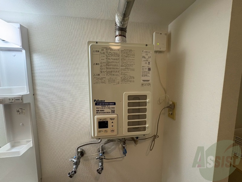 その他設備　給湯器は簡単操作で温度調整ができますよ。
