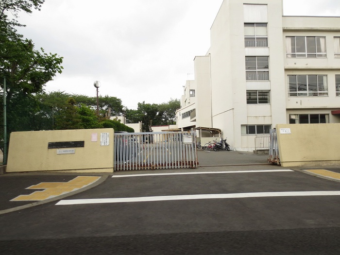 小学校　多摩第二小学校（小学校）まで323m