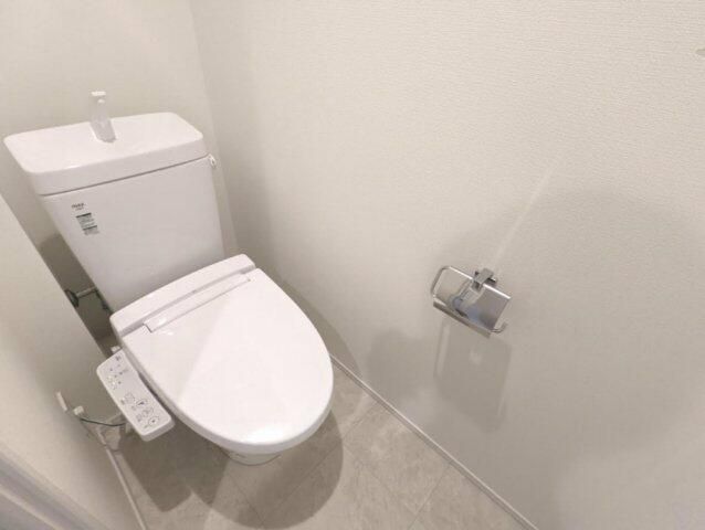 京王新線 幡ケ谷駅 徒歩4分 4階建 築6年のトイレ写真