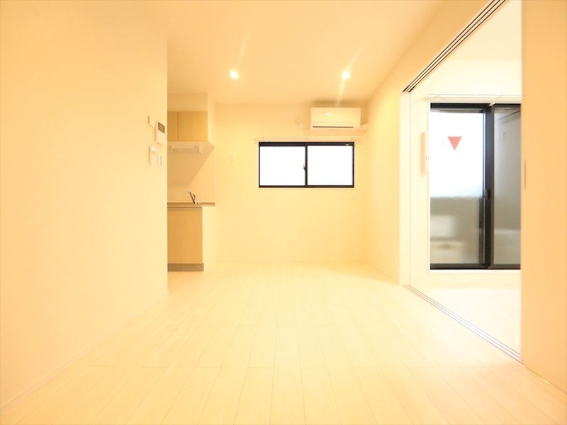 居室・リビング　ＬＤＫ9帖　洋室3.5帖　バルコニー　同仕様写真