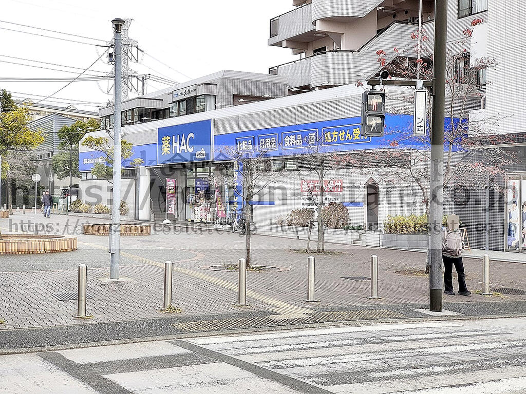 ドラックストア　ハックドラッグ都筑ふれあいの丘駅前店（ドラッグストア）まで277m