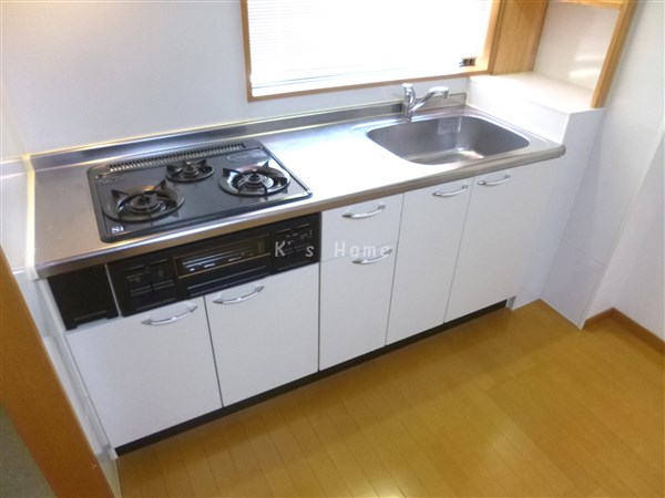 キッチン　ガス３口コンロシステムキッチン・窓があって明るく換気良好！