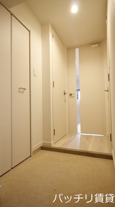 玄関　類似写真使用のため、現状優先致します。