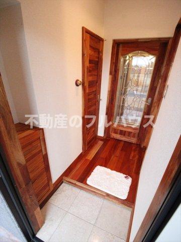 玄関　玄関内：下駄箱・ステンドグラス扉／写真は別室