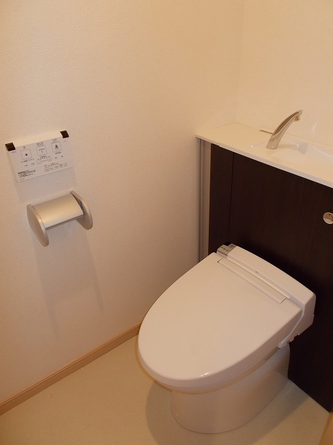 ＪＲ五日市線 秋川駅 徒歩17分 6階建 築13年のトイレ写真