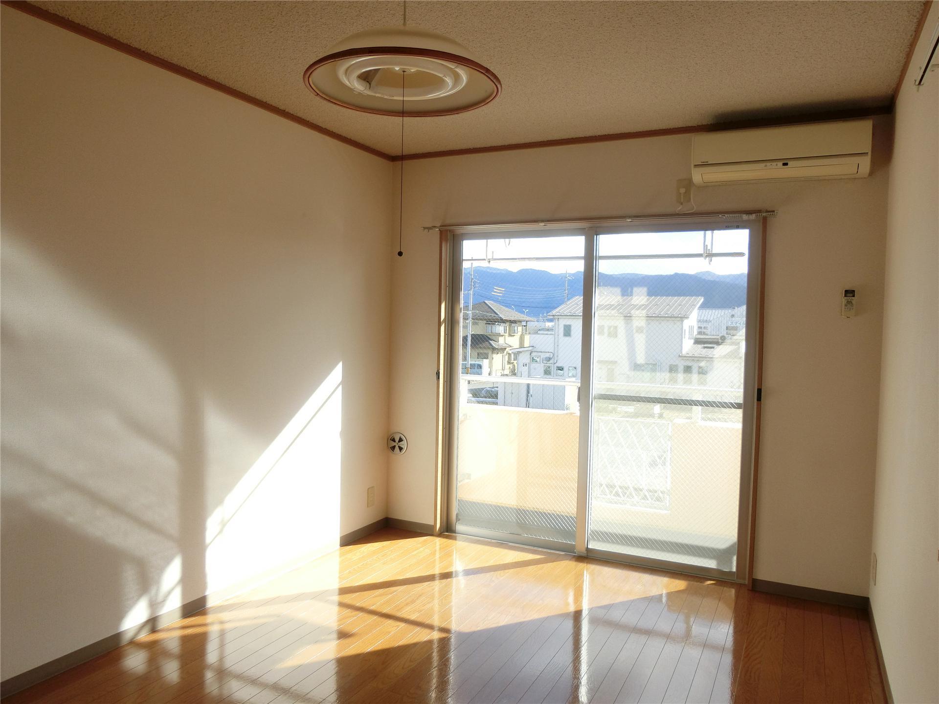 ともやプレイスの居間写真