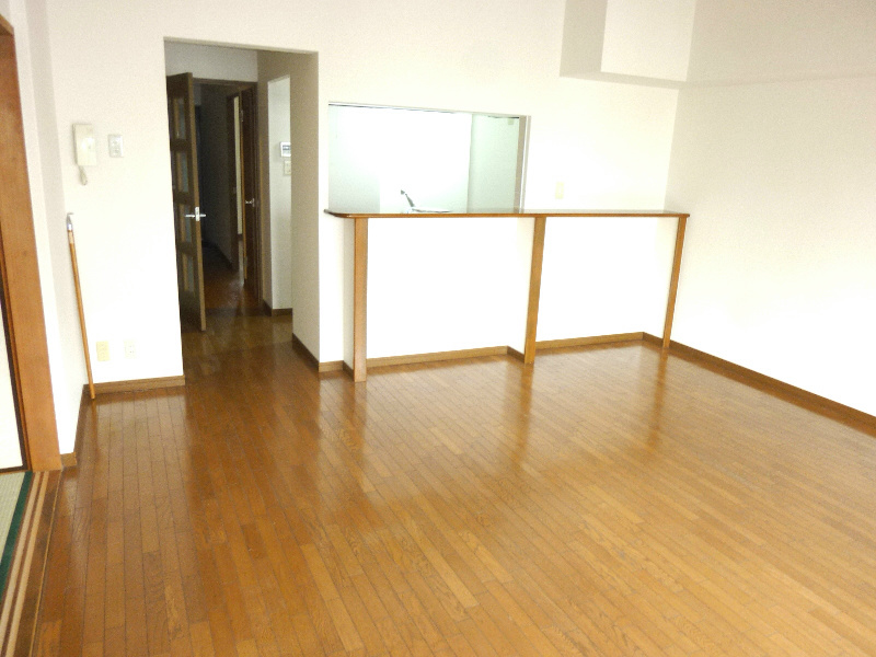 ロイヤルヒルズ高砂の居間写真