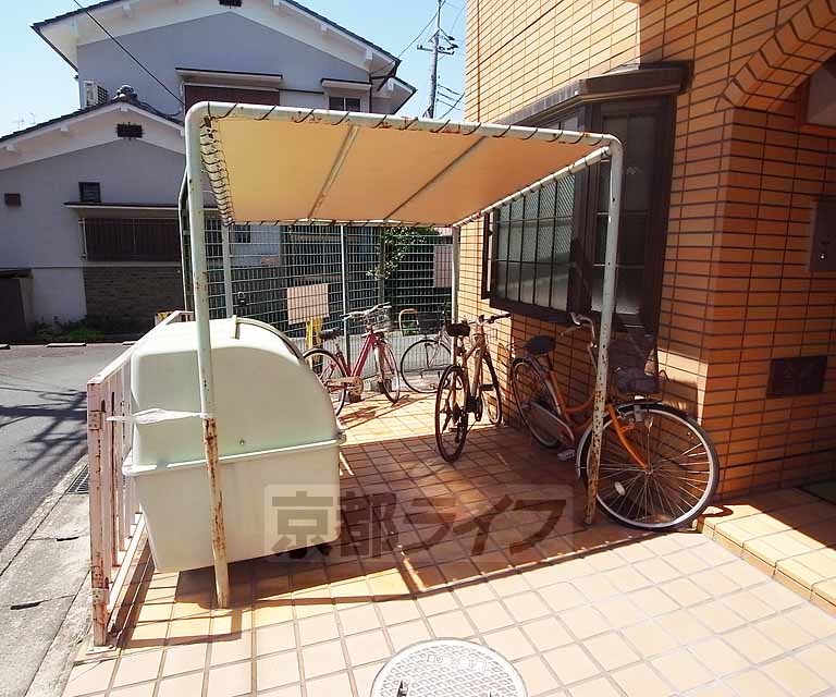 その他共有部分　屋根付きの駐輪場です。