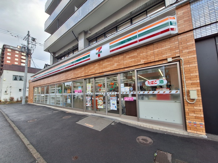 コンビニ　セブンイレブン（コンビニ）まで833m
