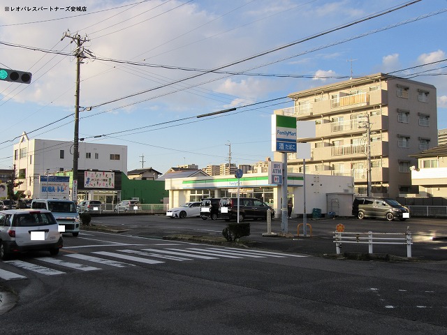 コンビニ　ファミリーマート安城南町店（コンビニ）まで261m