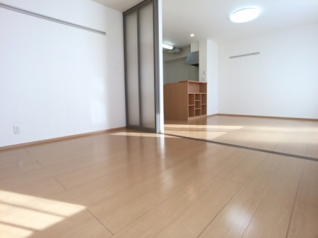その他部屋・スペース　リビングの隣には5.7帖の洋室が御座います。