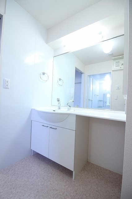 洗面設備　広い洗面台