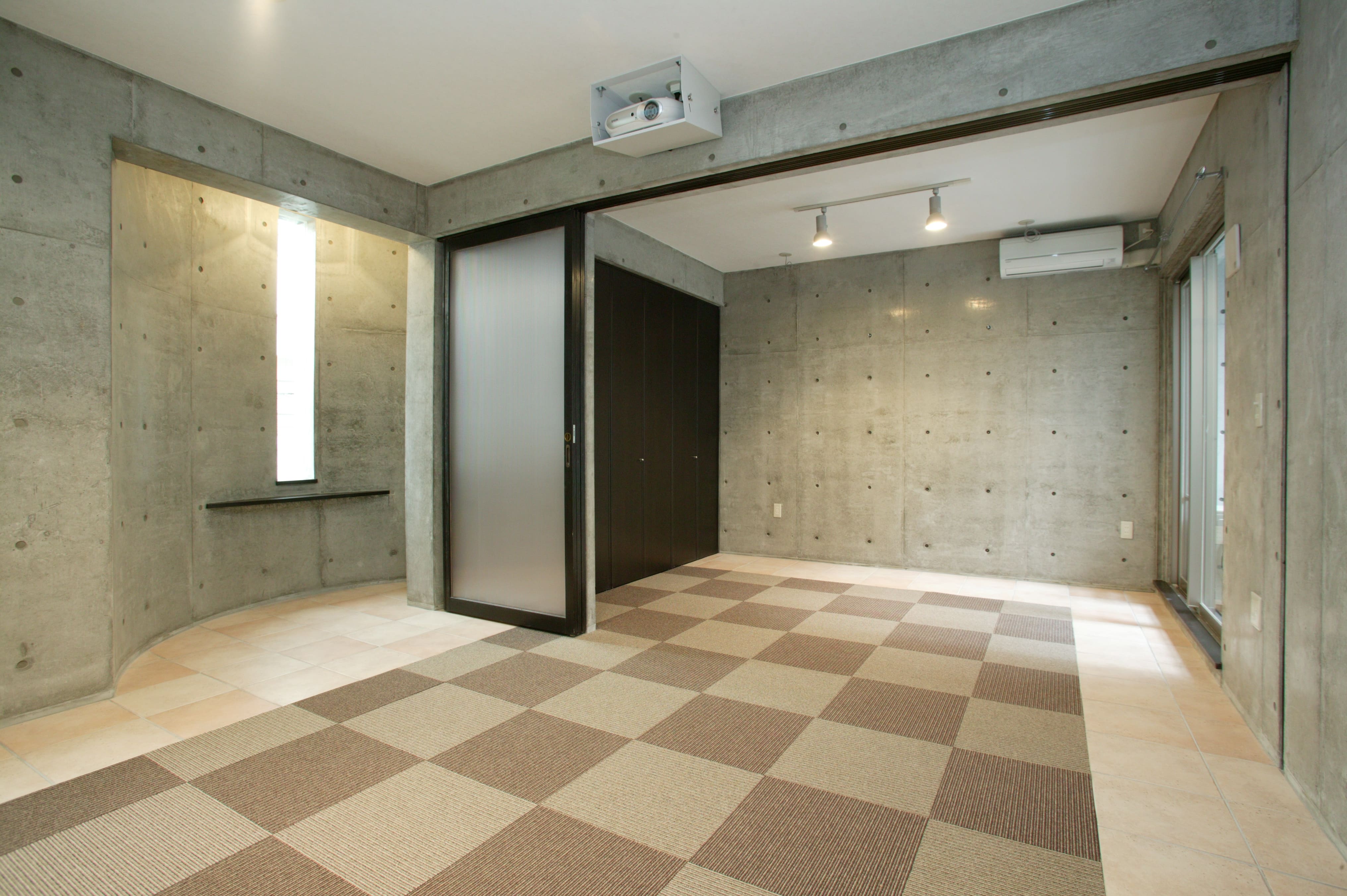 居室・リビング　LDKと洋室はガラスの仕切り扉で開放的☆