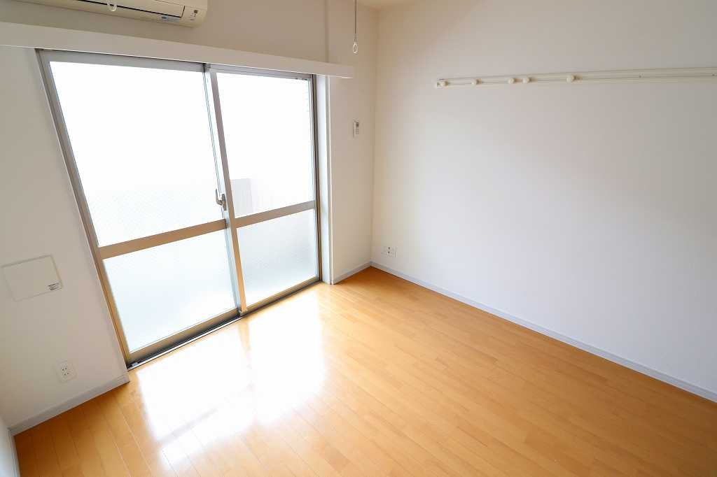 居室・リビング　同物件別部屋です