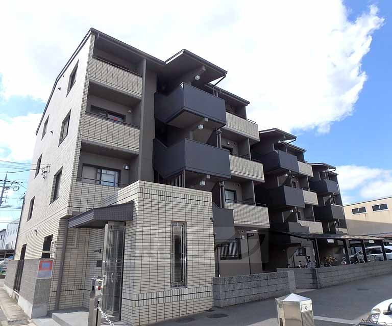 京都市南区久世中久世町４丁目のマンションの建物外観