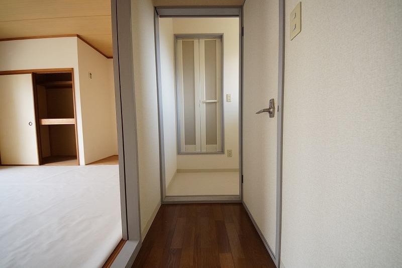 バルコニー　玄関からの廊下