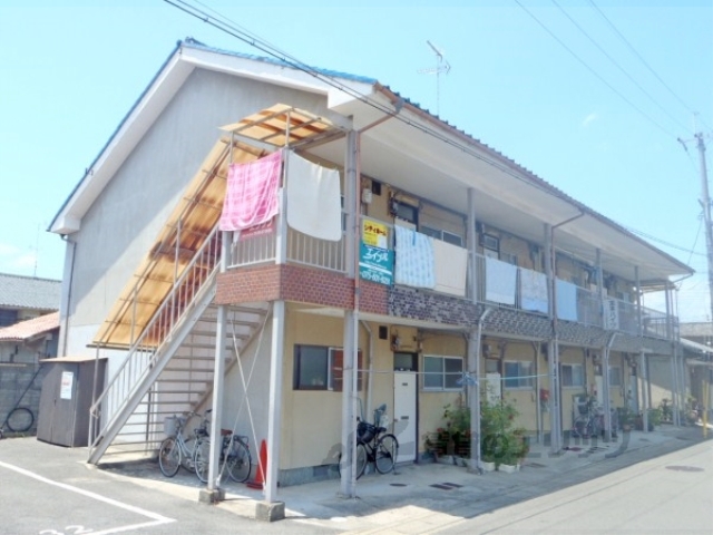 京都市伏見区向島二ノ丸町のアパートの建物外観