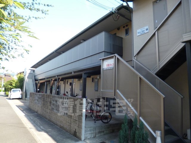 京都市山科区御陵下御廟野町のアパートの建物外観