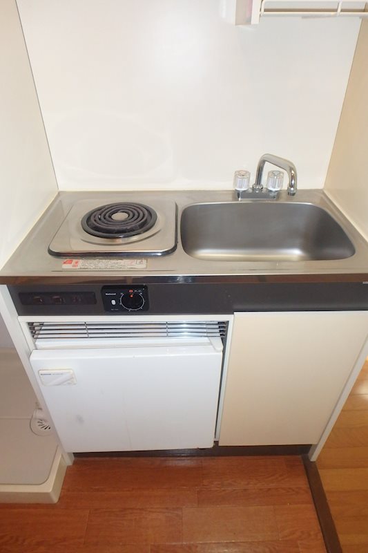 キッチン　電機コンロ１口、ミニ冷蔵庫