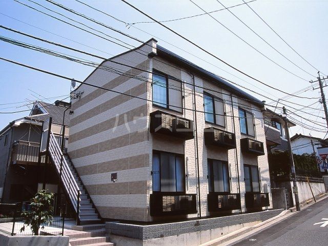 横浜市南区永田山王台のアパートの建物外観