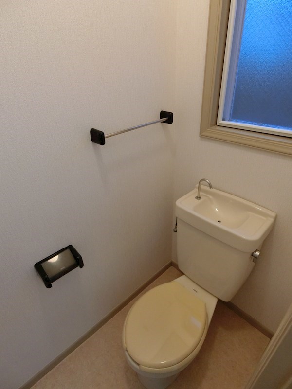 【葛飾区柴又のアパートのトイレ】
