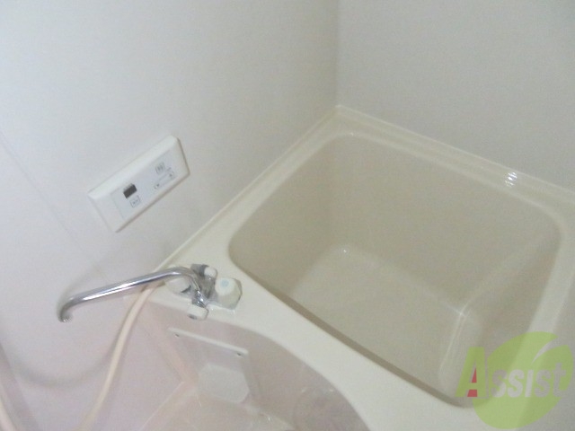 バス・シャワールーム　こちらはお風呂。一日の疲れをここで癒してください。