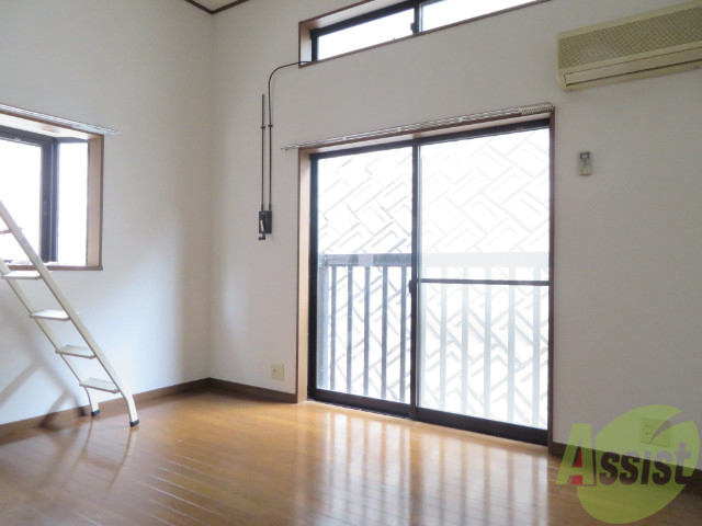 居室・リビング　リビングはこんな感じです。窓が大きくてよく陽が入ってきます。