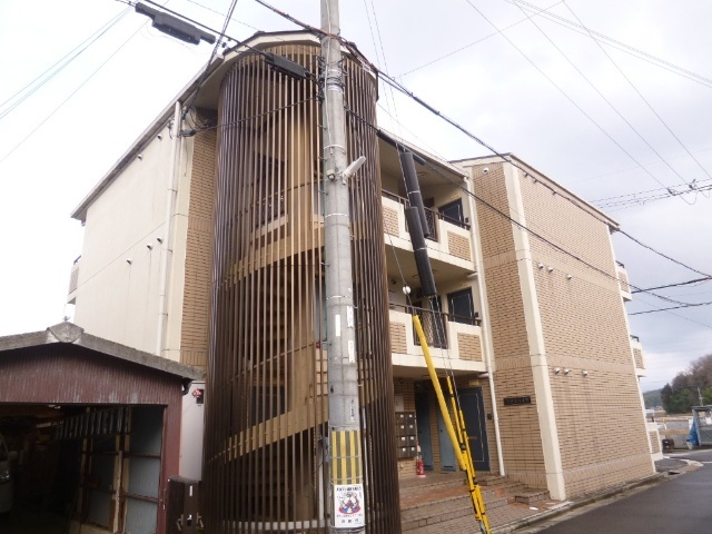 【湖南市下田のマンションのエントランス】