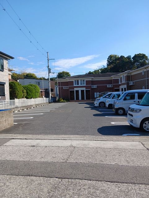 【和歌山市寺内のアパートの駐車場】