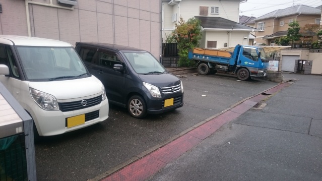 【生駒郡平群町初香台のアパートの駐車場】