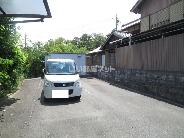 【桑名市大字桑部のアパートの駐車場】