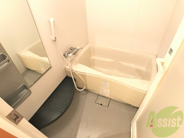 バス・シャワールーム　バスルームは狭すぎず、シャワーも浴びやすそうです。