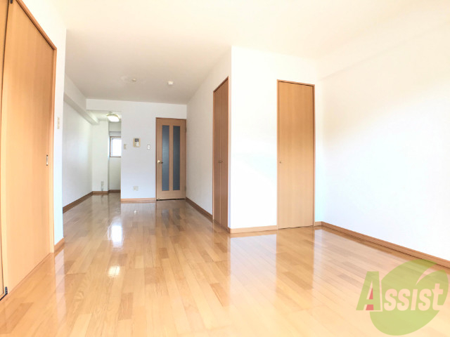 居室・リビング　８．３帖のＬＤＫです。広々として、きれいですね。