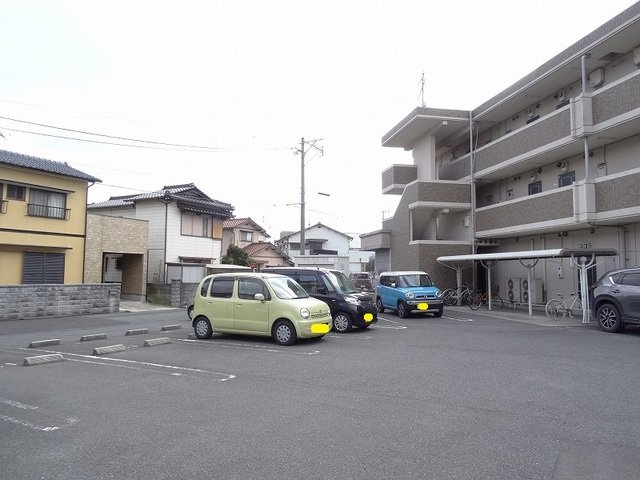 【北九州市若松区東二島のマンションの駐車場】