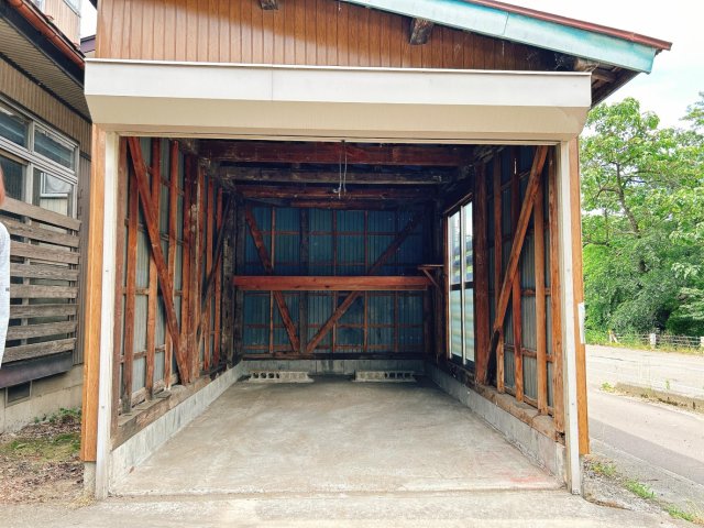 駐車場　屋根付き駐車場