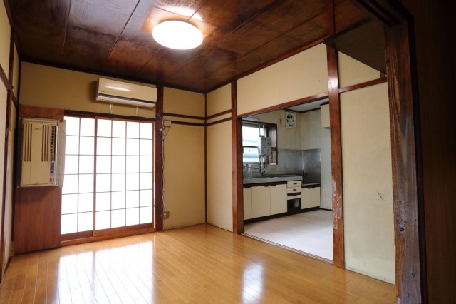 居室・リビング　リビングはリフォームされてフローリングです