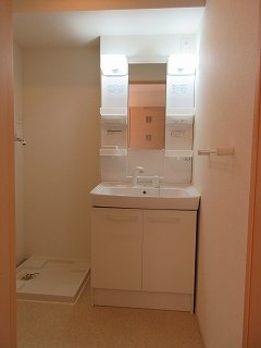 洗面設備　明るい洗面所です