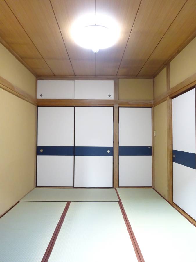 その他設備　テラス側から見た和室6帖と収納♪照明器具はありません。