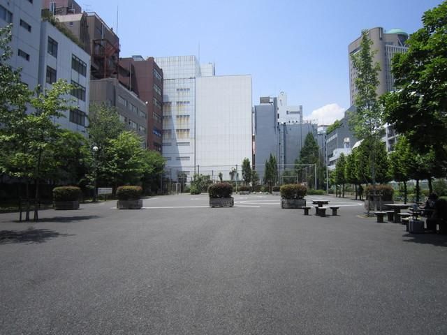 【千代田区神田小川町のマンションの公園】