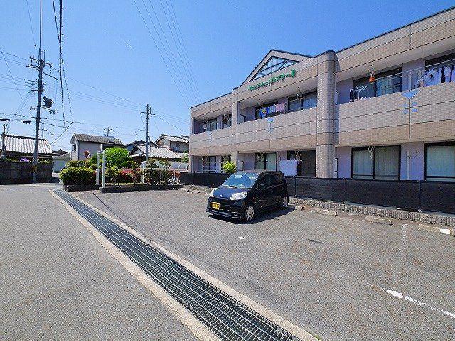 【磯城郡田原本町大字藥王寺のアパートの駐車場】