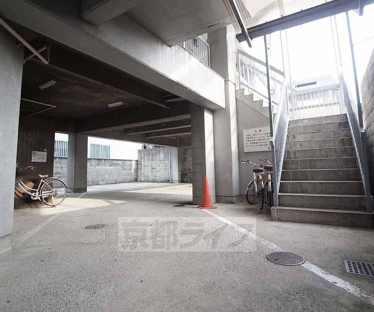 【京都市南区吉祥院前田町のマンションのエントランス】