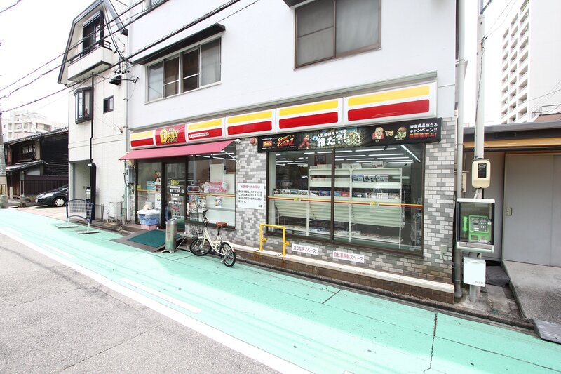 コンビニ　ニューヤマザキデイリーストア新栄二丁目店（コンビニ）まで69m