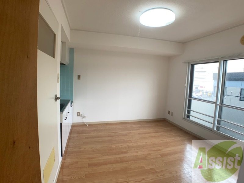 居室・リビング　７．５帖の洋室が広がっています。シックで落ち着きのあるお部屋