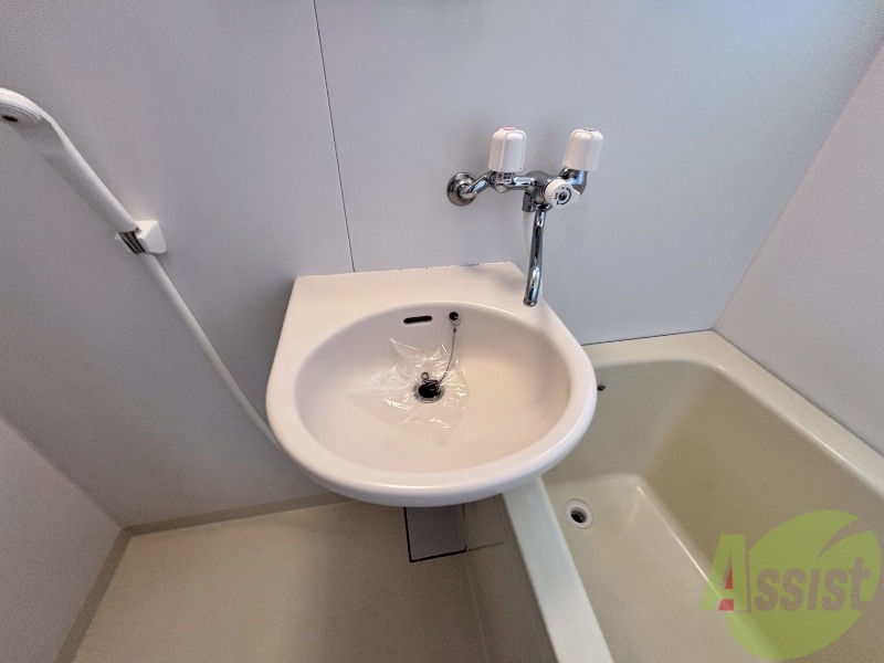 洗面設備　こちらは洗面台になります。朝の準備はこちらで。