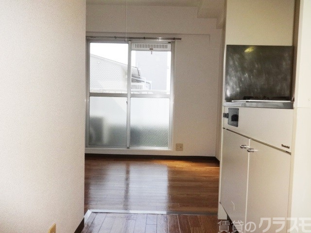 キッチン　玄関を開けるとこんな感じです♪