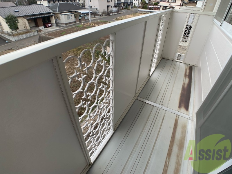 バルコニー　広めのバルコニースペースで洗濯物も問題なく干せそうですね。