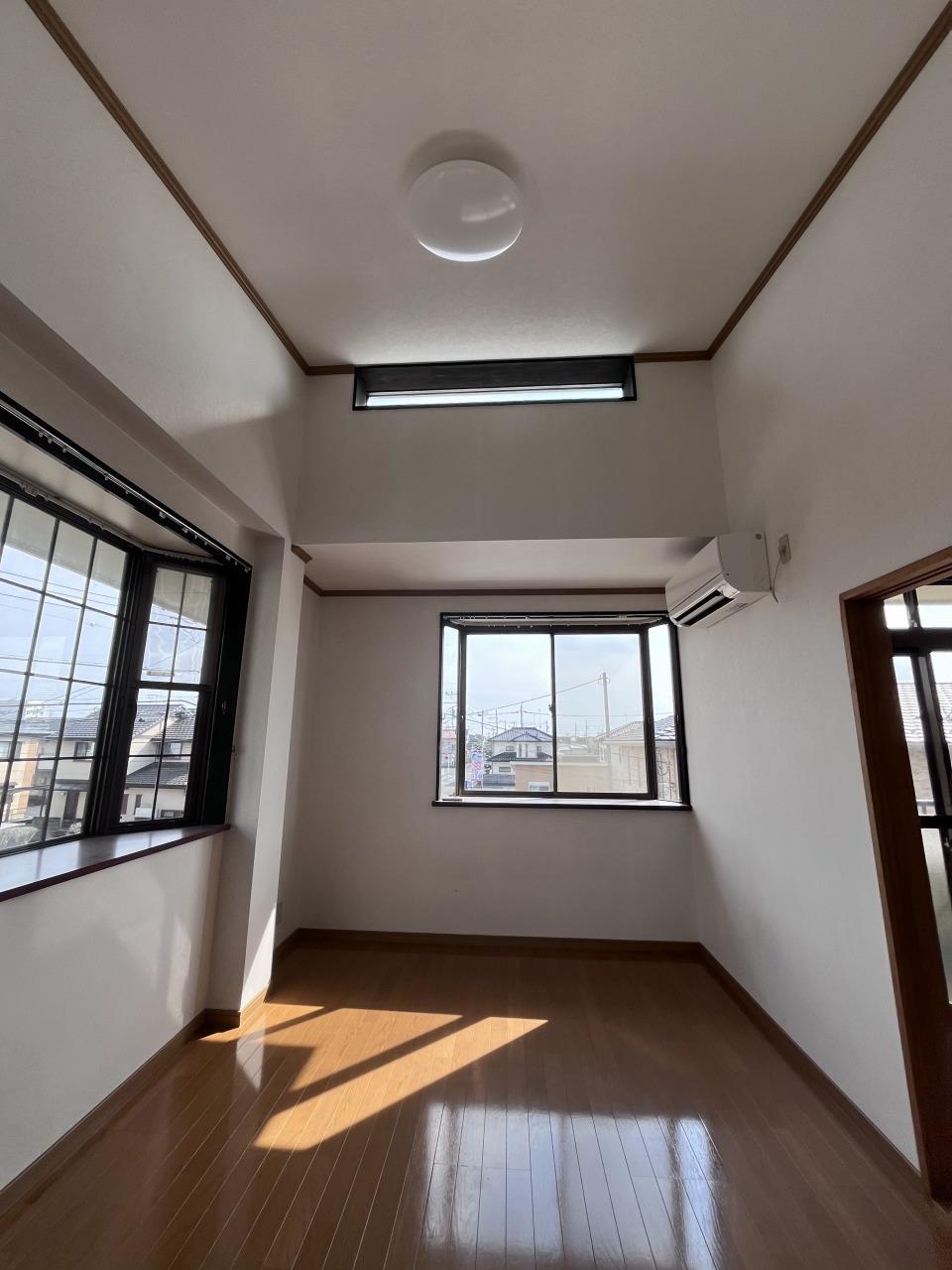 居室・リビング　DK横の6帖洋室です。勾配天井で明るく開放感があります。