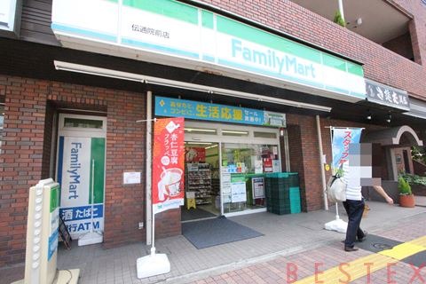 コンビニ　ファミリーマート伝通院前店（コンビニ）まで56m