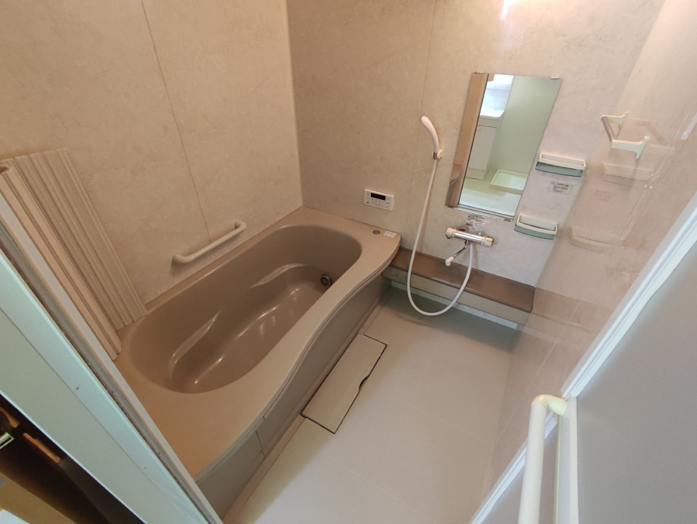 バス・シャワールーム　他室参考写真　ゆったり1坪タイプバス　便利な追焚機能付き